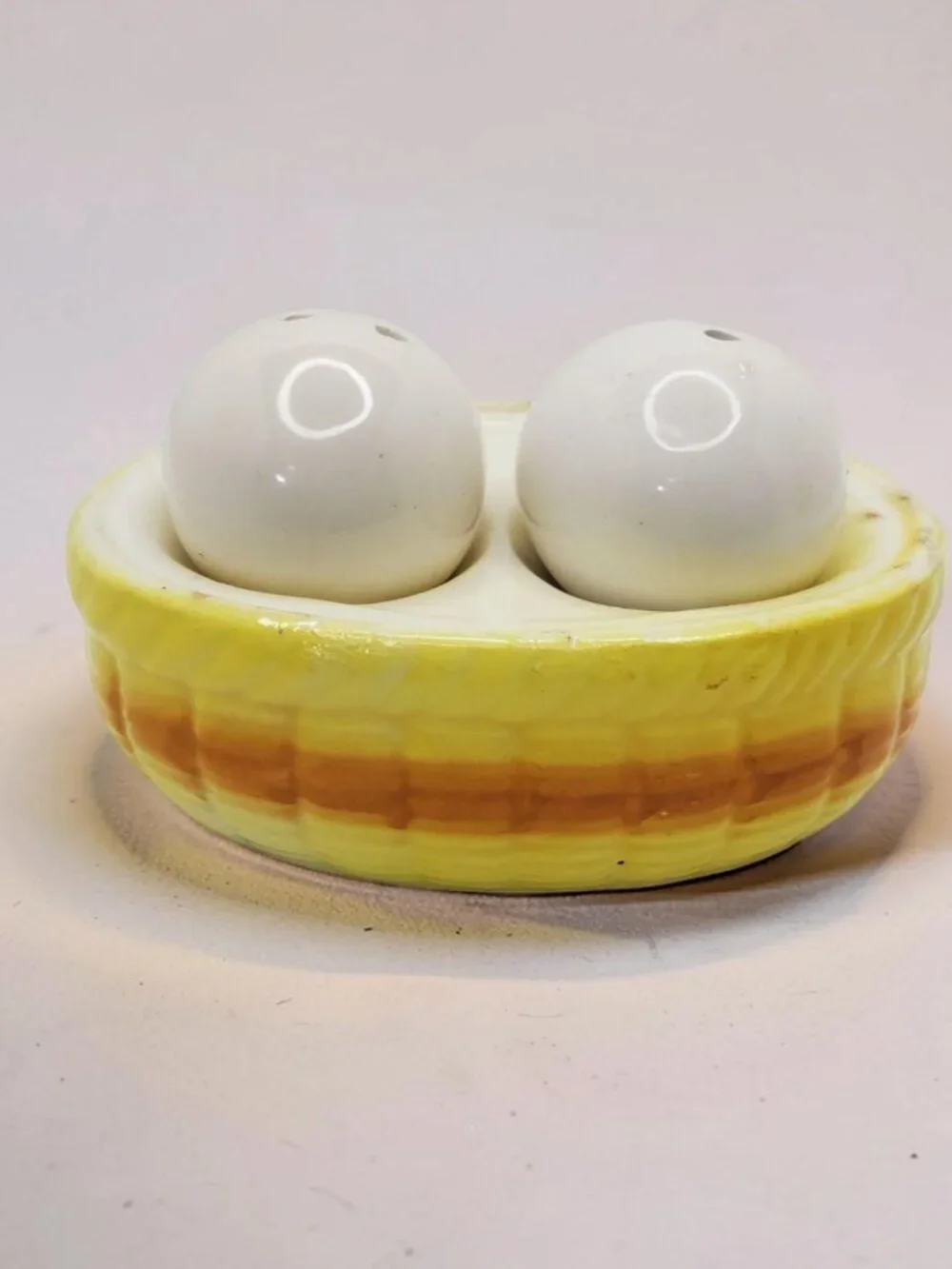 vintage 1970s nesting eggs porcelain salt & pepper shakers.